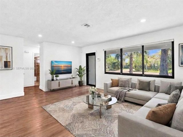 Дом в аренду по адресу 3193 Taft St - фото 7518908