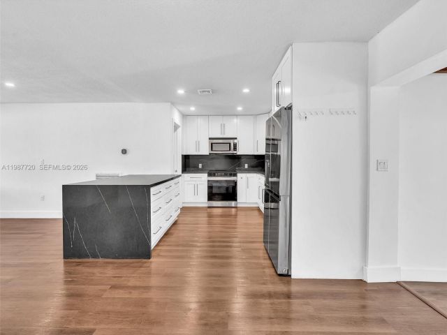 Дом в аренду по адресу 3193 Taft St - фото 7518911