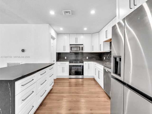 Дом в аренду по адресу 3193 Taft St - фото 7518912