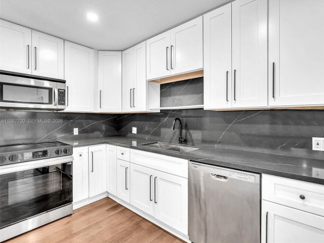 Дом в аренду по адресу 3193 Taft St - фото 7518913