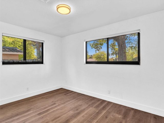 Дом в аренду по адресу 3193 Taft St - фото 7518917