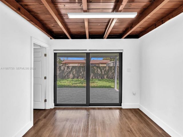 Дом в аренду по адресу 3193 Taft St - фото 7518922