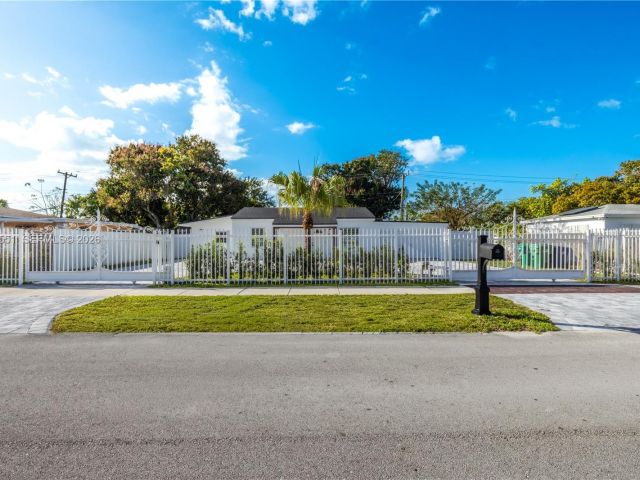 Дом в аренду по адресу 10050 SW 171st St 10050 - фото 7518610