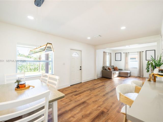 Дом в аренду по адресу 10050 SW 171st St 10050 - фото 7518616