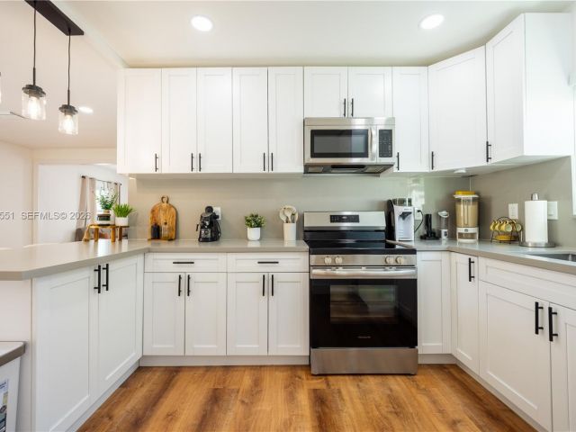 Дом в аренду по адресу 10050 SW 171st St 10050 - фото 7518618