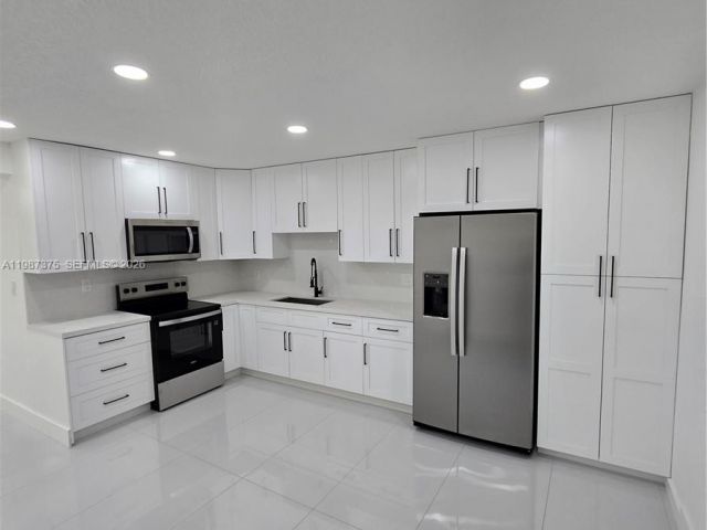 Дом в аренду по адресу 5551 NW 175th St 1 - фото 7519026