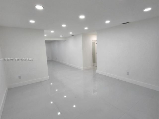 Дом в аренду по адресу 5551 NW 175th St 1 - фото 7519028