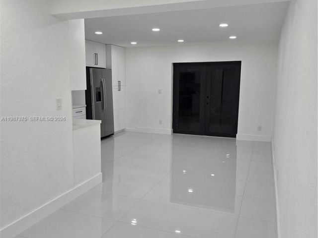 Дом в аренду по адресу 5551 NW 175th St 1 - фото 7519031