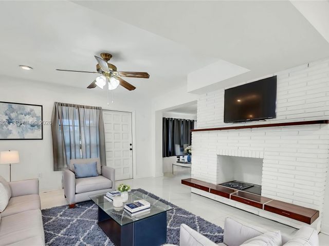 Дом в аренду по адресу 4525 SW 112th Pl - фото 7519429