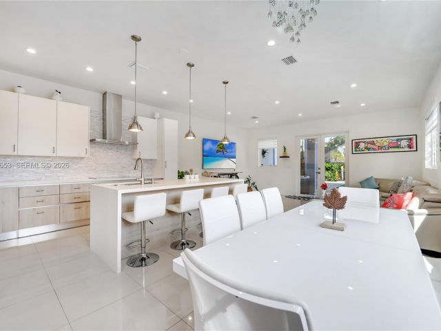 Продажа дома по адресу 2943 SW 23rd St - фото 7519449