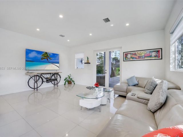 Продажа дома по адресу 2943 SW 23rd St - фото 7519450