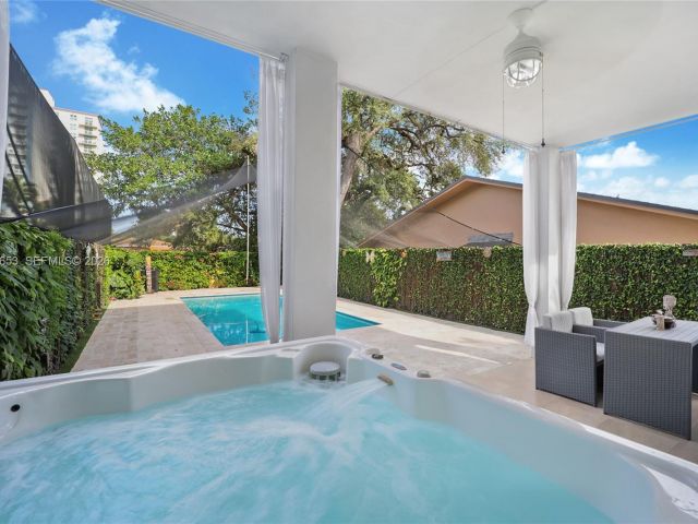 Продажа дома по адресу 2943 SW 23rd St - фото 7519454