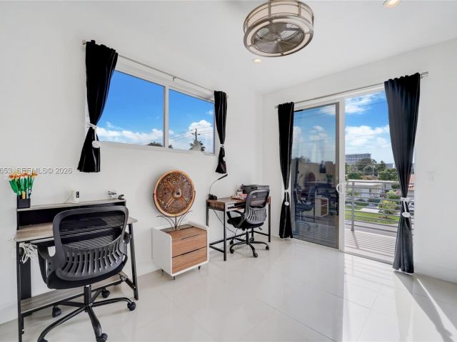 Продажа дома по адресу 2943 SW 23rd St - фото 7519456