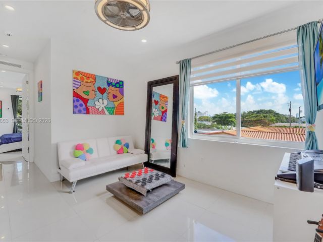 Продажа дома по адресу 2943 SW 23rd St - фото 7519458