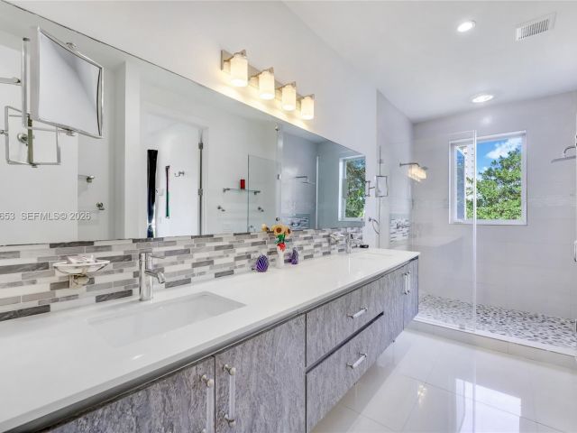 Продажа дома по адресу 2943 SW 23rd St - фото 7519460