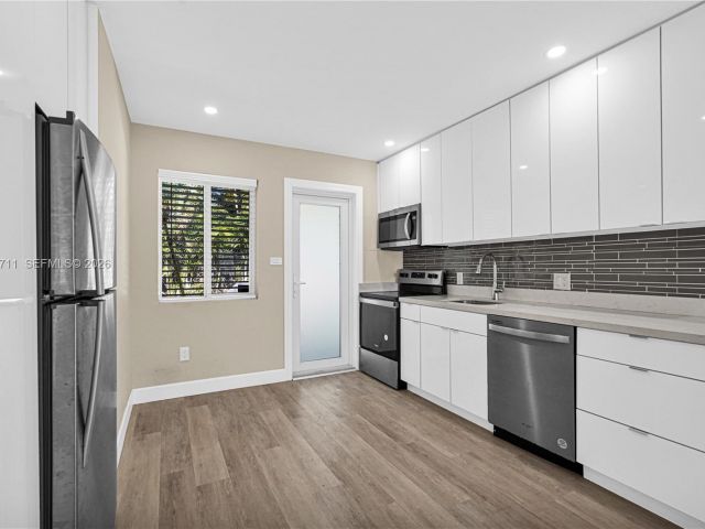 Продажа дома по адресу 11919 NE 8th av - фото 7519326