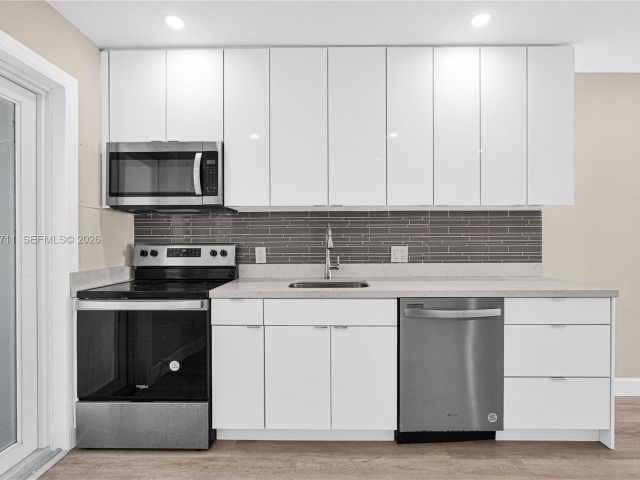 Продажа дома по адресу 11919 NE 8th av - фото 7519327