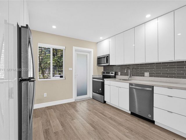 Продажа дома по адресу 11919 NE 8th av - фото 7519328