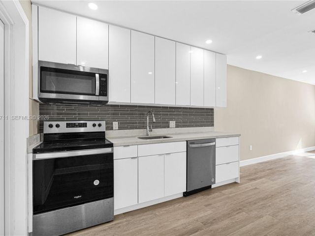 Продажа дома по адресу 11919 NE 8th av - фото 7519329