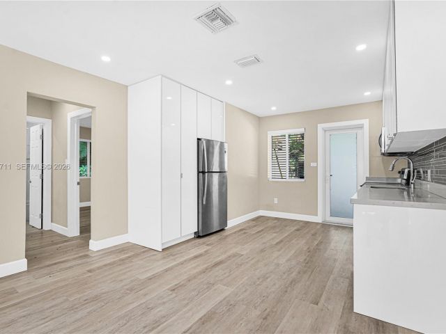 Продажа дома по адресу 11919 NE 8th av - фото 7519330