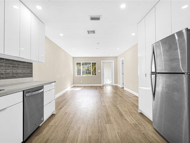 Продажа дома по адресу 11919 NE 8th av - фото 7519332