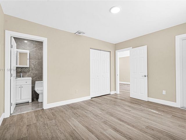 Продажа дома по адресу 11919 NE 8th av - фото 7519334