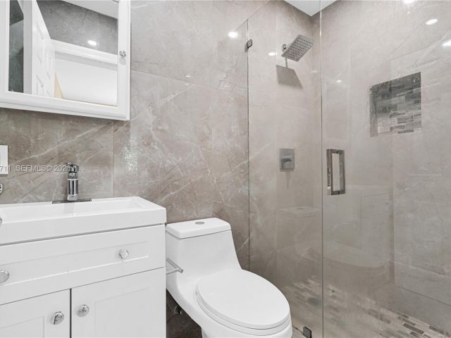 Продажа дома по адресу 11919 NE 8th av - фото 7519338