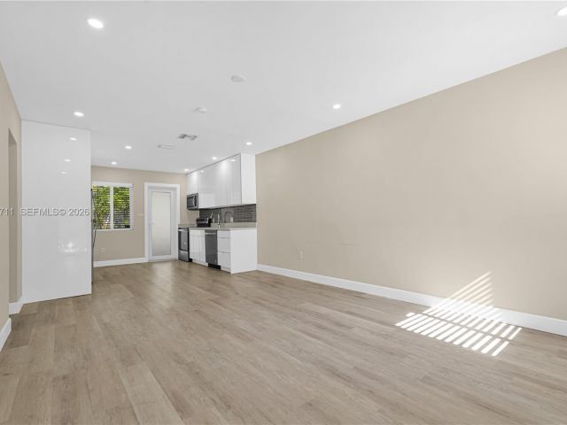 Продажа дома по адресу 11919 NE 8th av - фото 7519339