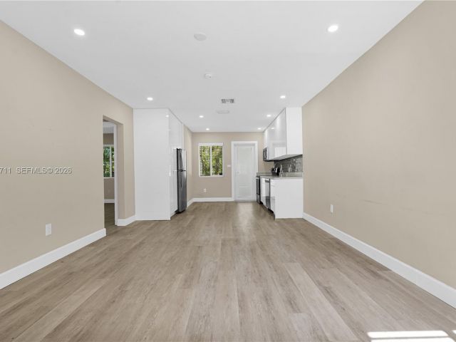 Продажа дома по адресу 11919 NE 8th av - фото 7519340