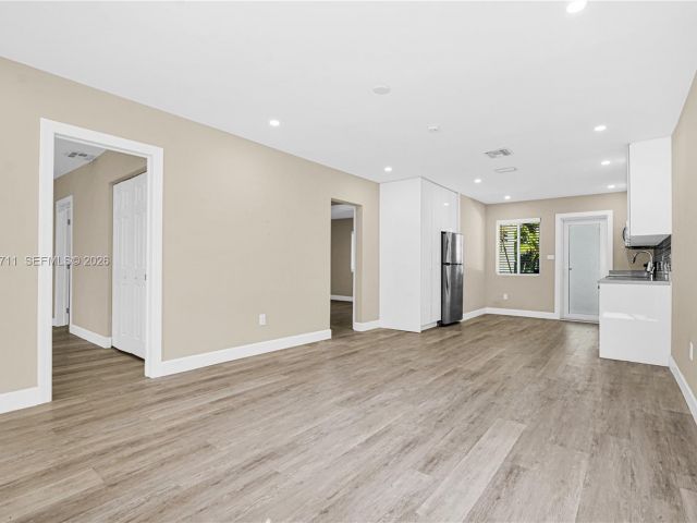 Продажа дома по адресу 11919 NE 8th av - фото 7519341