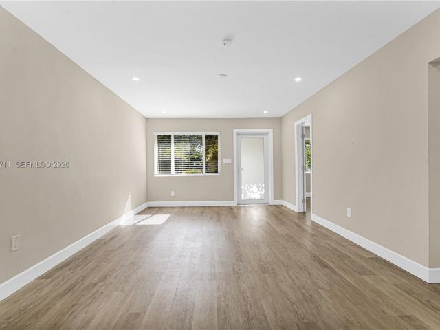 Продажа дома по адресу 11919 NE 8th av - фото 7519342