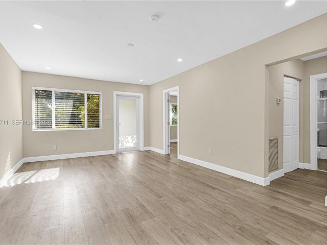 Продажа дома по адресу 11919 NE 8th av - фото 7519343