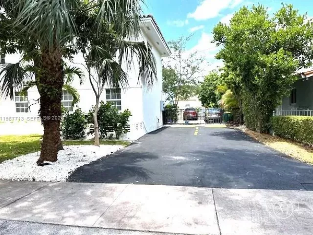 Дом в аренду по адресу 3619 S Le Jeune Rd 1 - фото 7519579