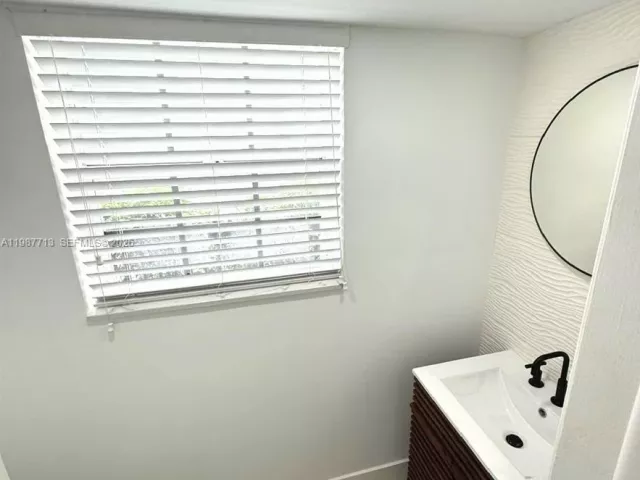 Дом в аренду по адресу 3619 S Le Jeune Rd 1 - фото 7519566