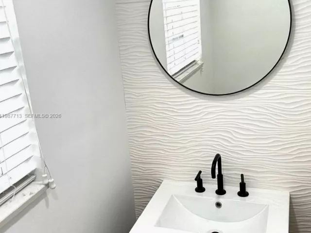 Дом в аренду по адресу 3619 S Le Jeune Rd 1 - фото 7519567