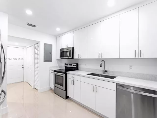 Дом в аренду по адресу 3619 S Le Jeune Rd 1 - фото 7519568