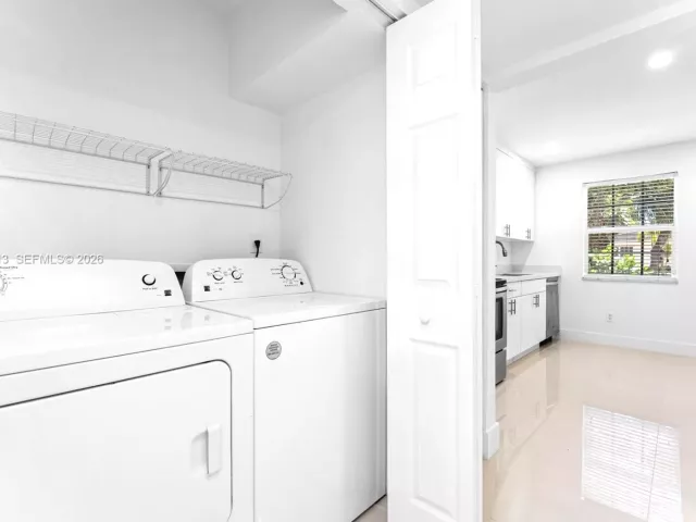 Дом в аренду по адресу 3619 S Le Jeune Rd 1 - фото 7519570