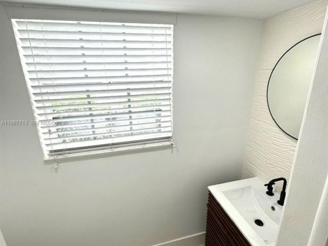 Дом в аренду по адресу 3619 S Le Jeune Rd 1 - фото 7519566