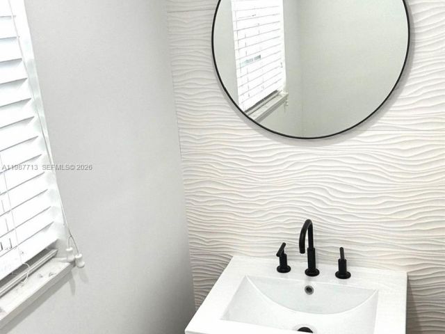 Дом в аренду по адресу 3619 S Le Jeune Rd 1 - фото 7519567