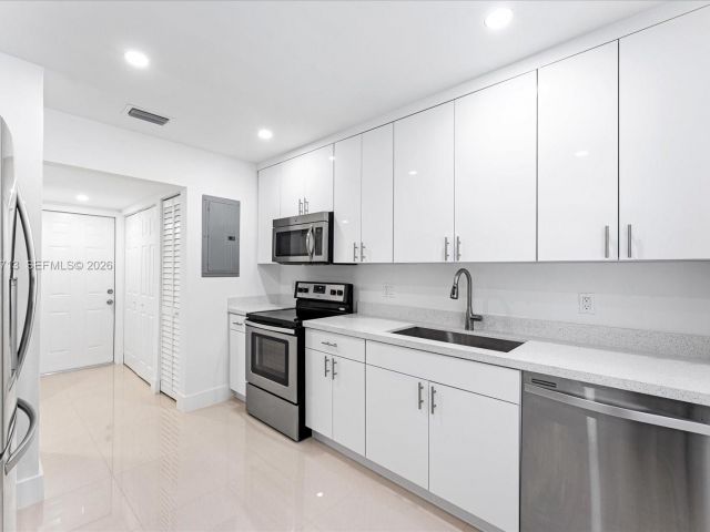 Дом в аренду по адресу 3619 S Le Jeune Rd 1 - фото 7519568