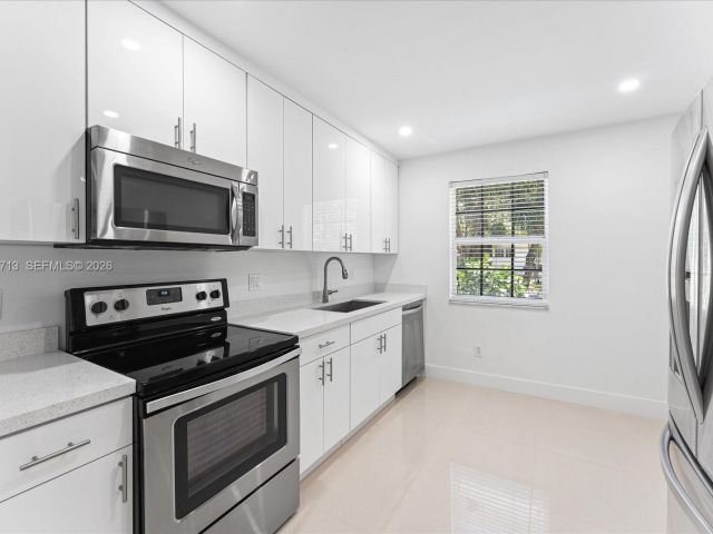 Дом в аренду по адресу 3619 S Le Jeune Rd 1 - фото 7519569