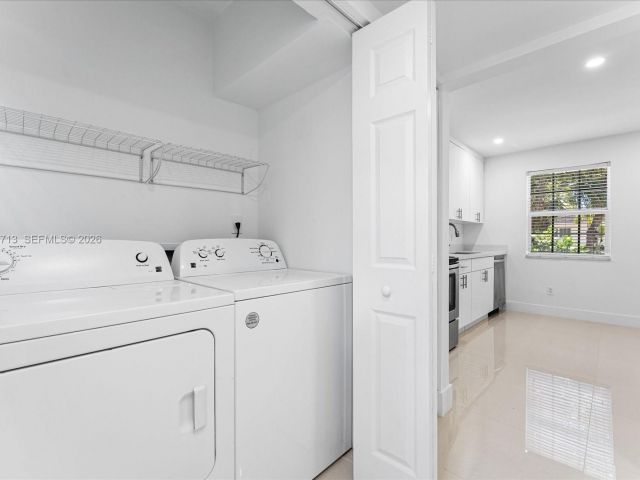 Дом в аренду по адресу 3619 S Le Jeune Rd 1 - фото 7519570