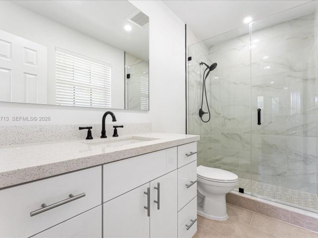 Дом в аренду по адресу 3619 S Le Jeune Rd 1 - фото 7519572