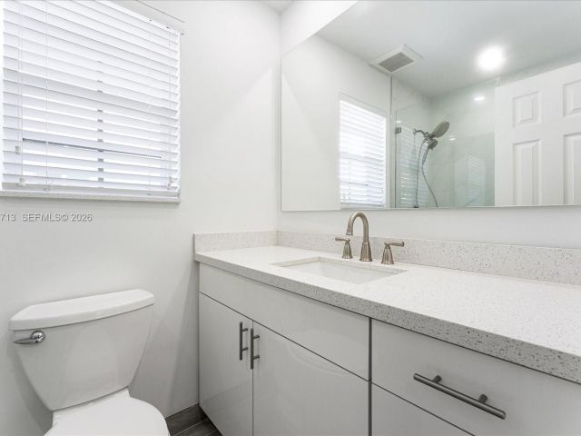 Дом в аренду по адресу 3619 S Le Jeune Rd 1 - фото 7519576