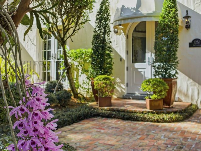 Продажа дома по адресу 1231 Catalonia Ave - фото 7527014