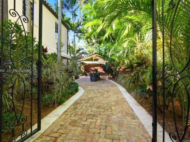 Продажа дома по адресу 1231 Catalonia Ave - фото 7527021