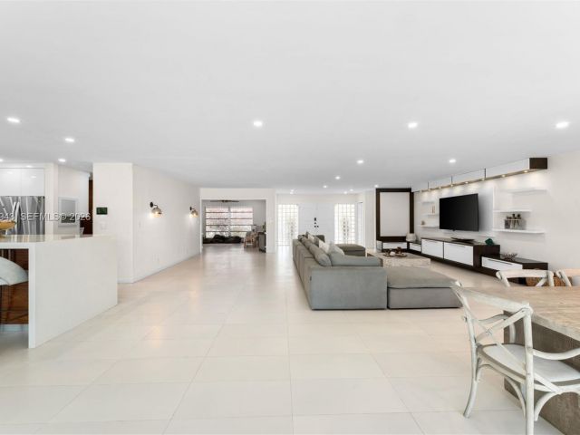 Продажа дома по адресу 1525 Diplomat Pkwy - фото 7532389