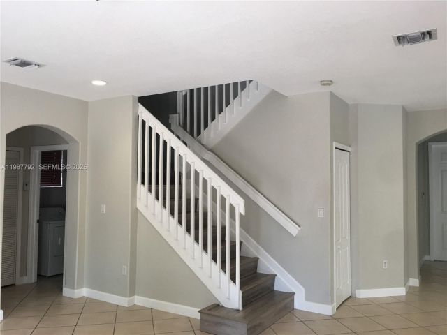 Дом в аренду по адресу 14512 SW 10th St - фото 7519406