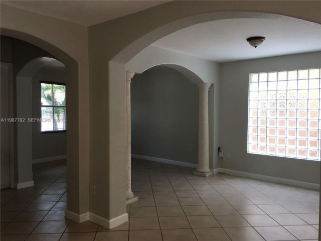 Дом в аренду по адресу 14512 SW 10th St - фото 7519407