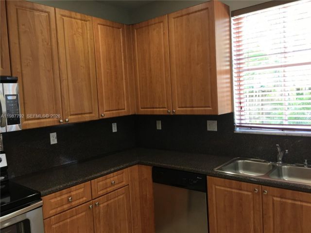 Дом в аренду по адресу 14512 SW 10th St - фото 7519410